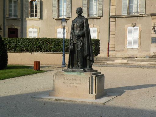  statue d'Hubert Lyautey, Maréchal de France